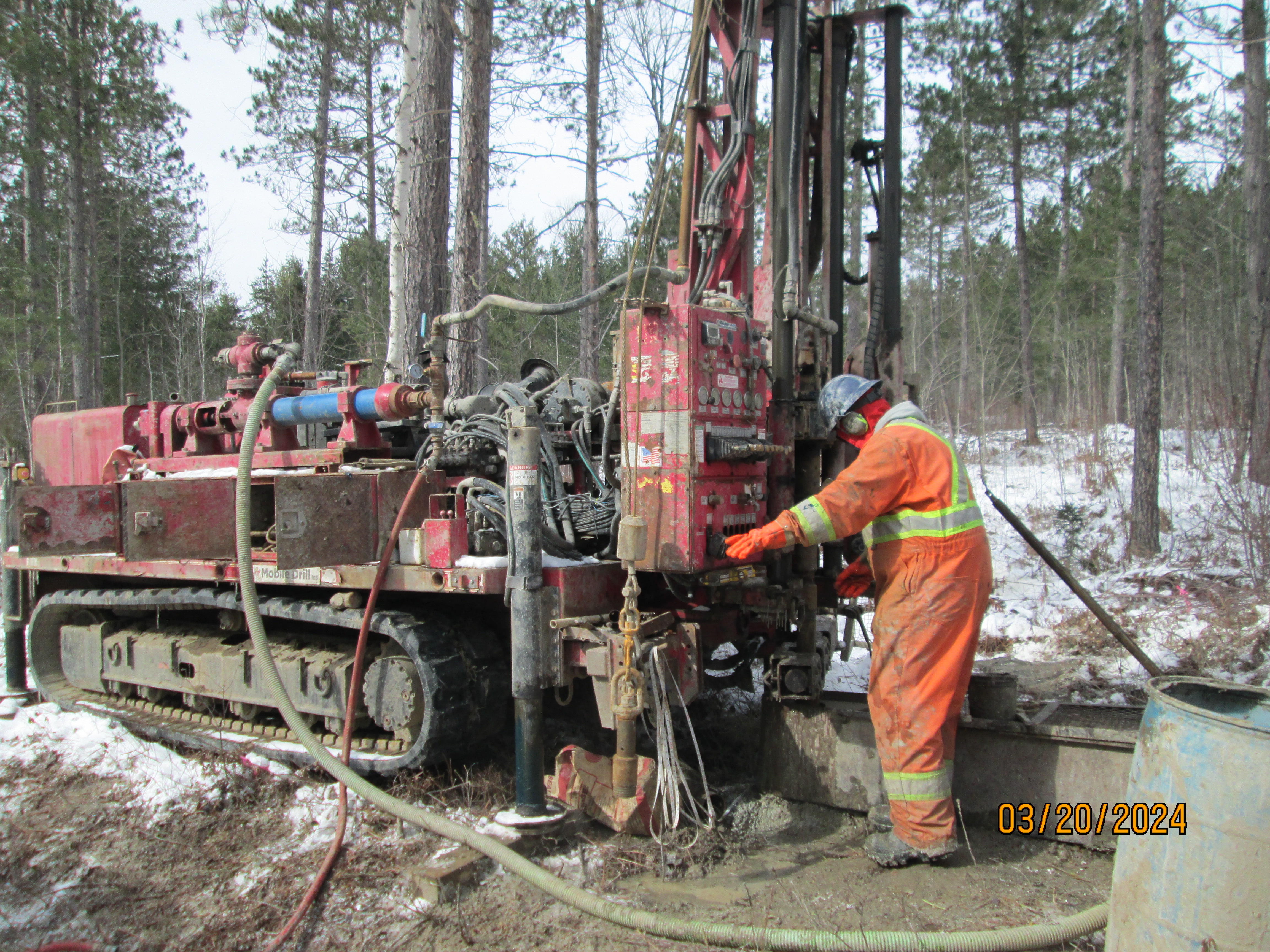 Constructionworker using a drilling machine
