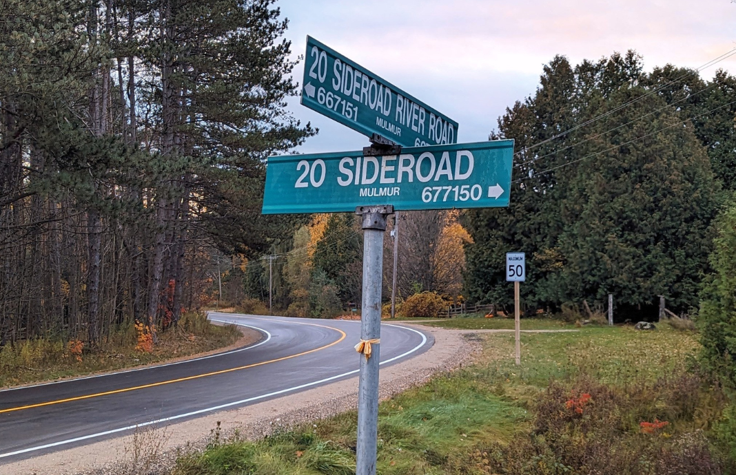 A photo of an intersection on a country road in Mulmur. 